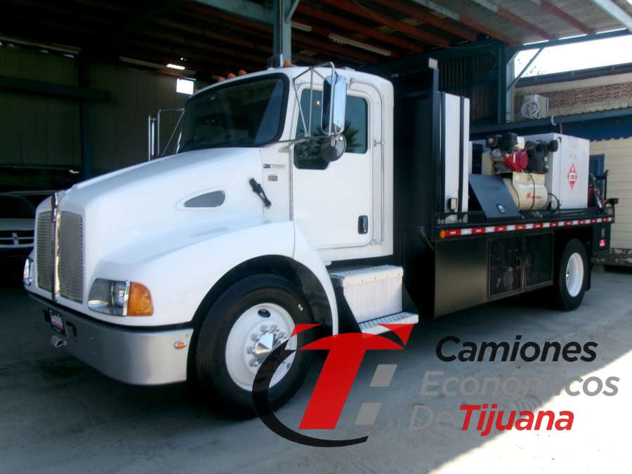2006 KENWORTH T300 CAMION ORQUESTA DE COMBUSTIBLES Y LUBRICANTES