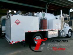2007 PETERBILT 335 CAMION ORQUESTA DE COMBUSTIBLES Y LUBRICANTES d