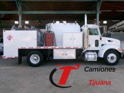 2007 PETERBILT 335 CAMION ORQUESTA DE COMBUSTIBLES Y LUBRICANTES e