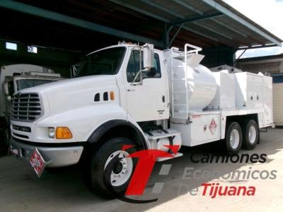 2005 Sterling LT9500 camión orquesta de combustibles y lubricantes